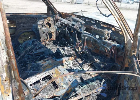 2001 Toyota Tundra Ltd V8 из США, поврежденный, VIN 5TBBT48181S136341